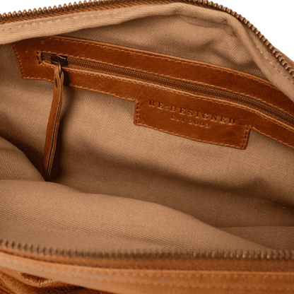 Merla er en stor bumbag taske fra ReDesigned. Denne er i farven burned tan som er en lysebrun læder