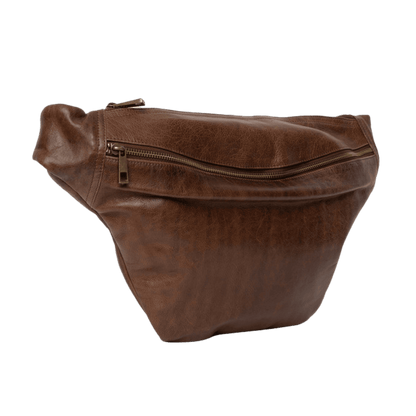 Merla er en stor bumbag taske fra ReDesigned. Denne er i farven woodsmoke som er en mørkebrun læder