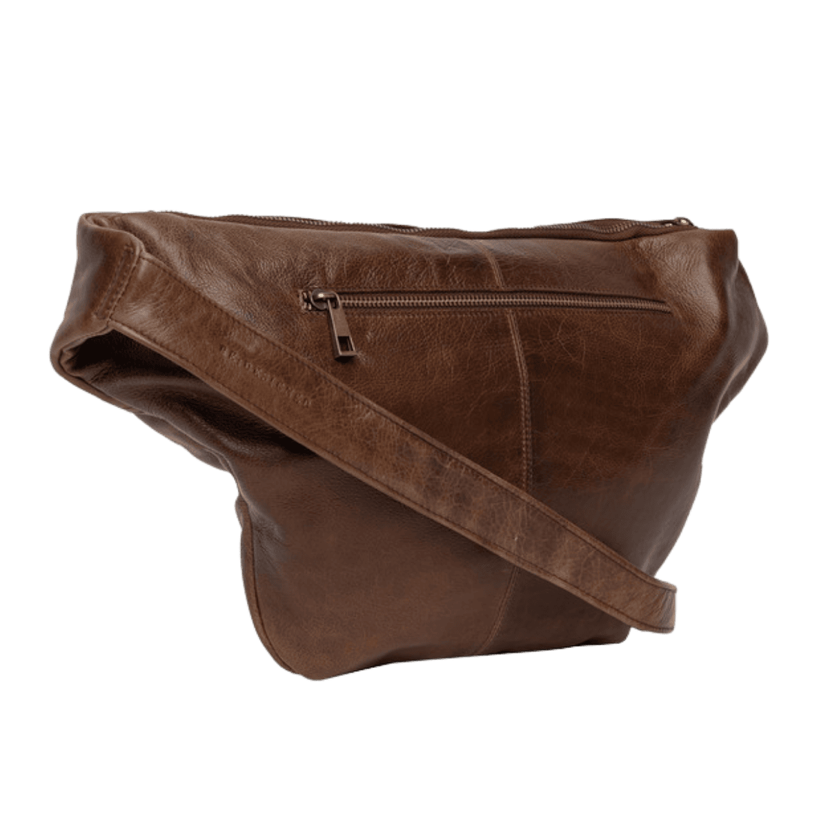 Merla er en stor bumbag taske fra ReDesigned. Denne er i farven woodsmoke som er en mørkebrun læder