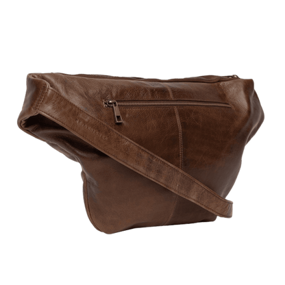 Merla er en stor bumbag taske fra ReDesigned. Denne er i farven woodsmoke som er en mørkebrun læder