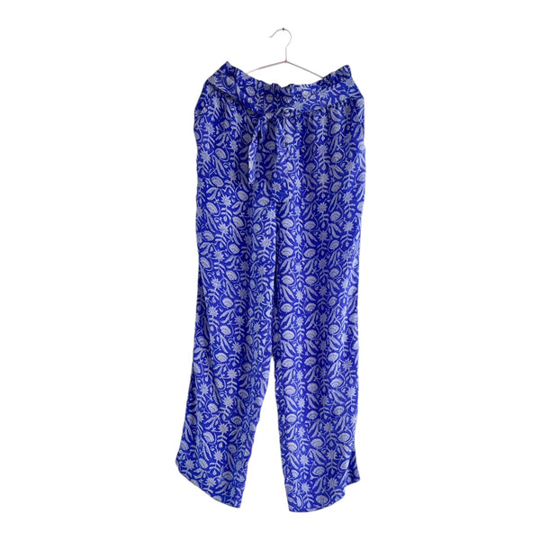 Relove & Roses silke bukser i en flot blå farve med lyse blomster print på