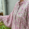 Poppy kjolen er en flot længere kjole med bærstykke og voluminøse ærmer. Den er gennemknappet og har lommer. Den er syet af vintage silke fra indiske silke sarier.