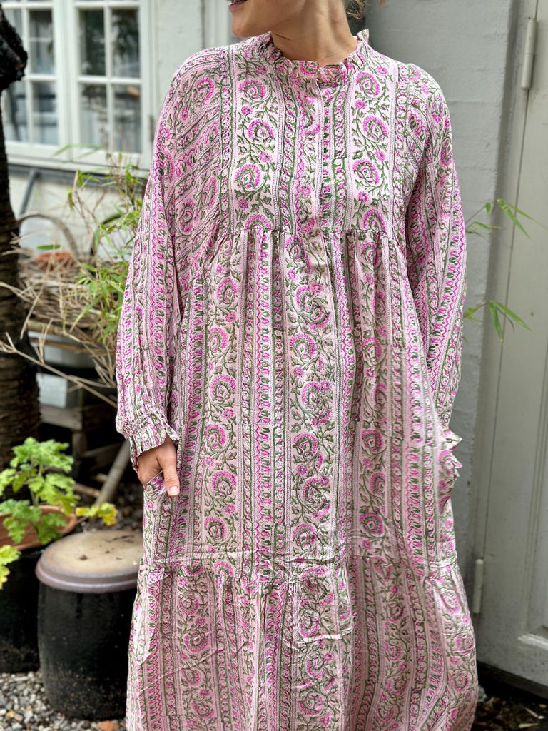 Poppy kjolen er en flot længere kjole med bærstykke og voluminøse ærmer. Den er gennemknappet og har lommer. Den er syet af vintage silke fra indiske silke sarier.