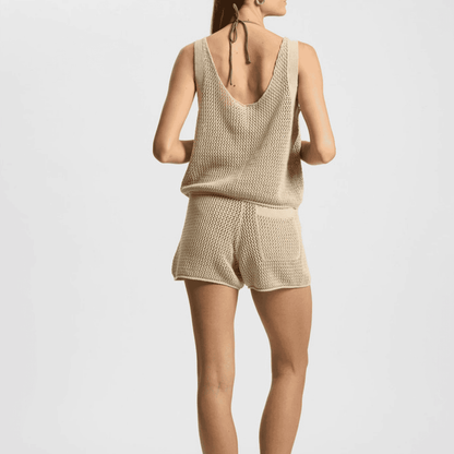 Stilren strikket top fra Rethinkit Studios i beige tone