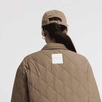 Brun cap i økologisk bomuld med justerbar lukning og diskret brunt broderi.