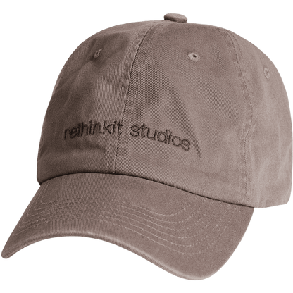 Klassisk brun kasket i canvas med regulær pasform og ton-i-ton logo.