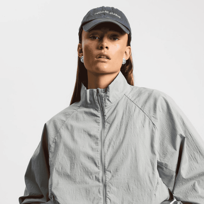 Økologisk baseball cap i canvas med justerbar lukning og diskret broderet logo.