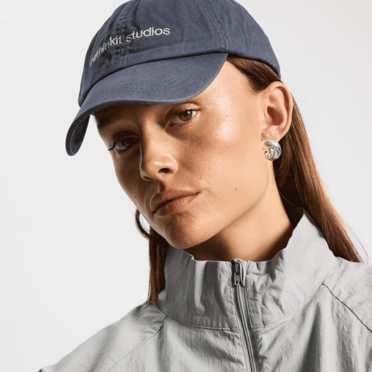 Canvas cap i økologisk bomuld med broderet logo foran og justerbar rem.