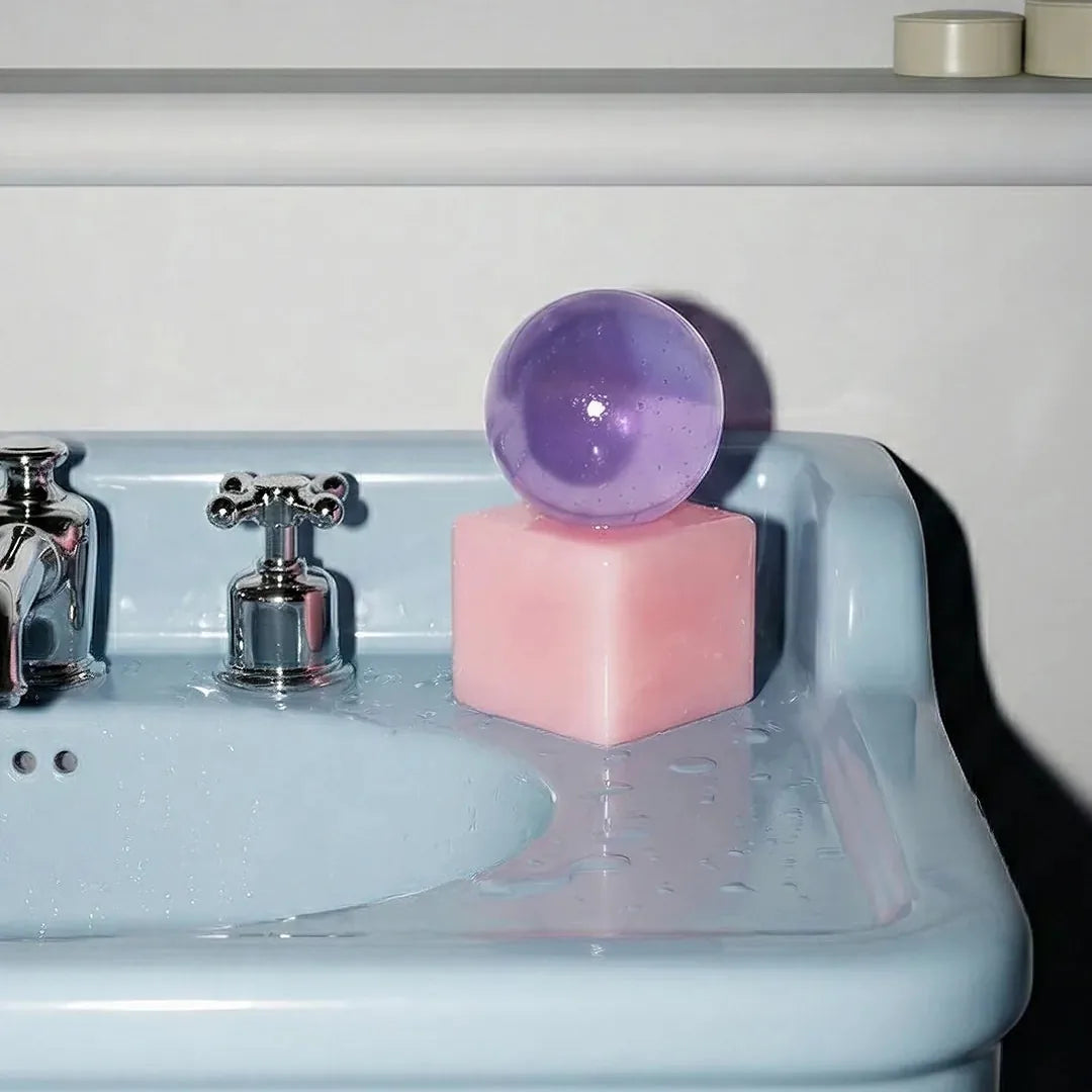 Dekorativ design sæbe med lavendelkugle og rosa holder fra Matias Møllenbach