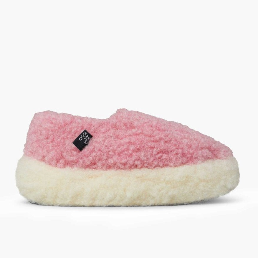 Hjemmeskoene fra Rue de Wool er lavet i 100% uld og er dejlige fluffy. Disse er i farven 'flamingo pink', som er en lyserød farve