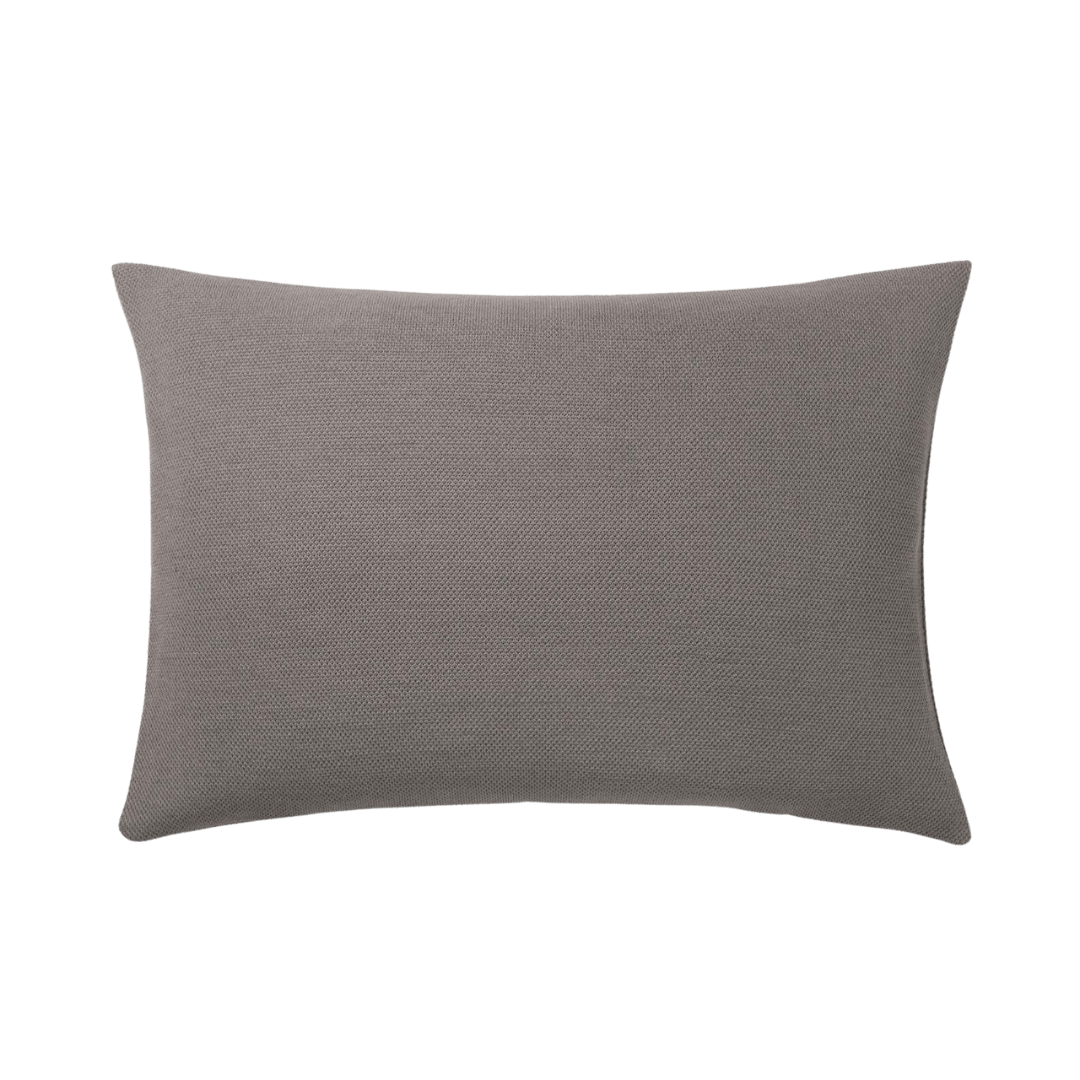 Brun strikpude fra Sibin Linnebjerg