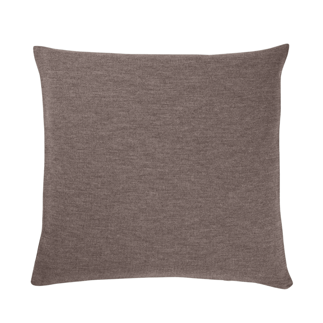 Brun strikpude fra Sibin Linnebjerg