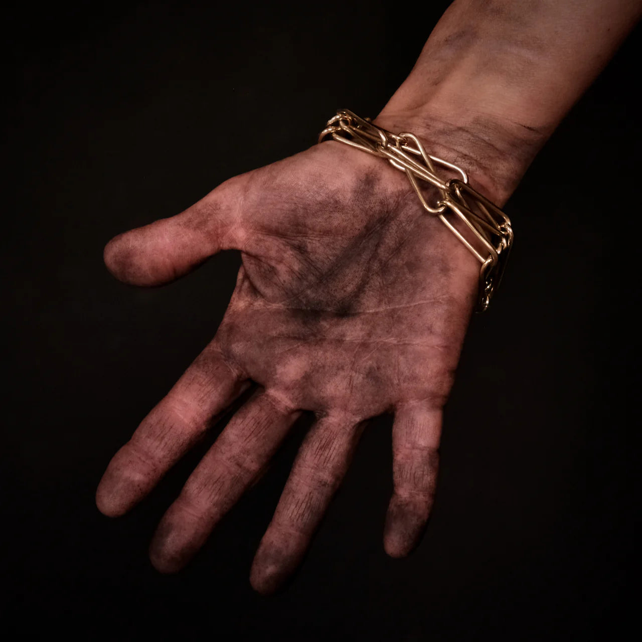 Et armbånd i messing, som er samlet af en masse løkker