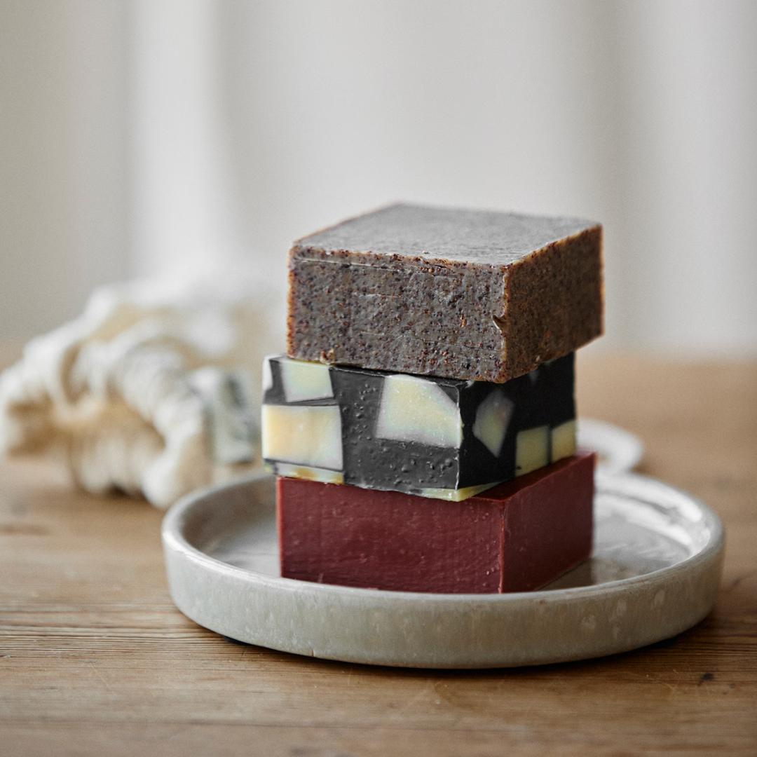 Denne sæbe fra Amalie Rosalie indeholder hindbærkerner som giver en let peeling effekt. Du kan naturligvis også bruge sæbe No. 8 til både krop og hænder.