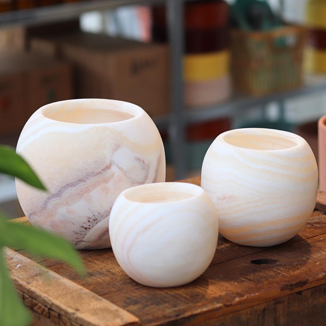 Runde alabast lysestager fra Studio ByHAA