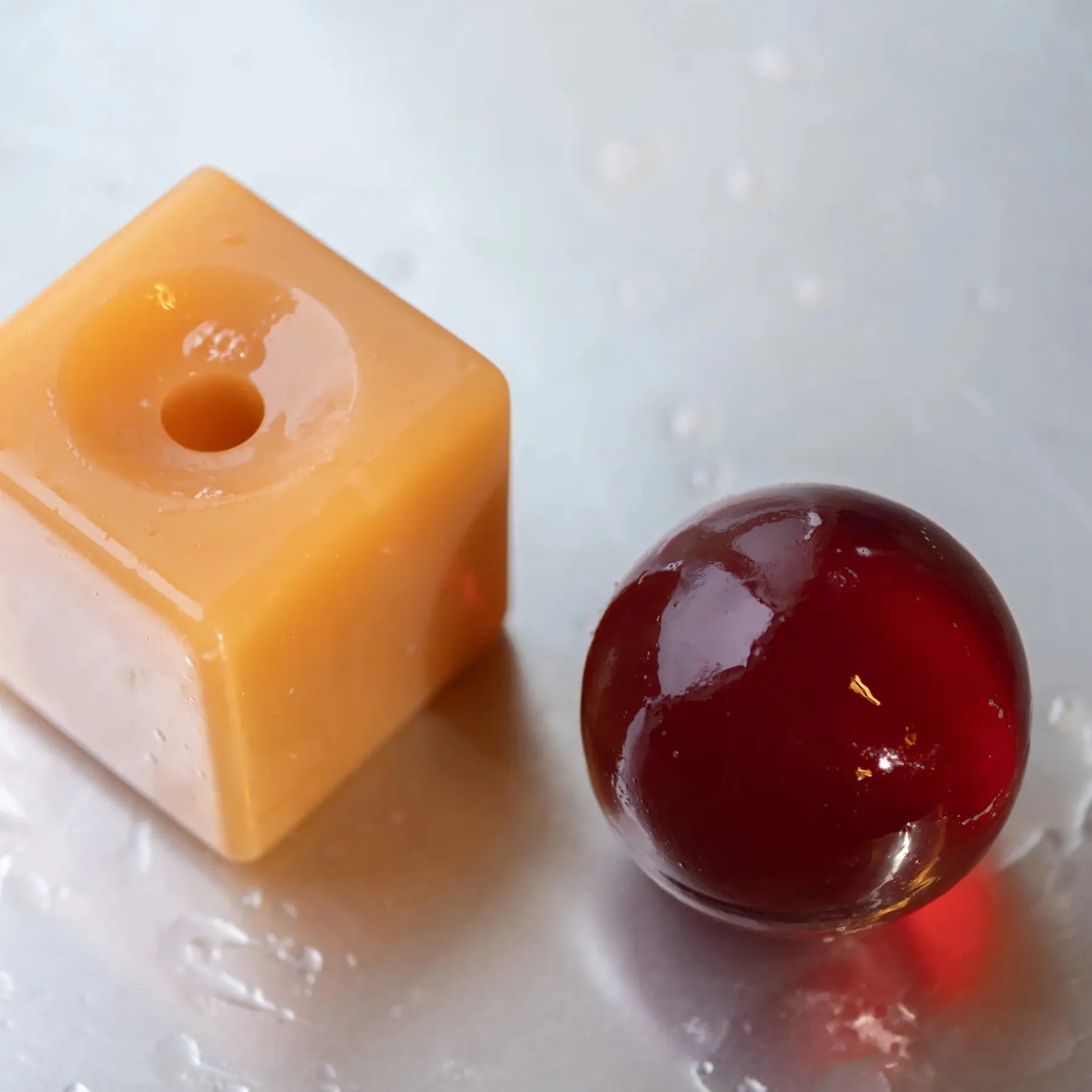 Skulpturel Terralis sæbe med varme noter af cedertræ, vetiver, salvie, bergamot og rav