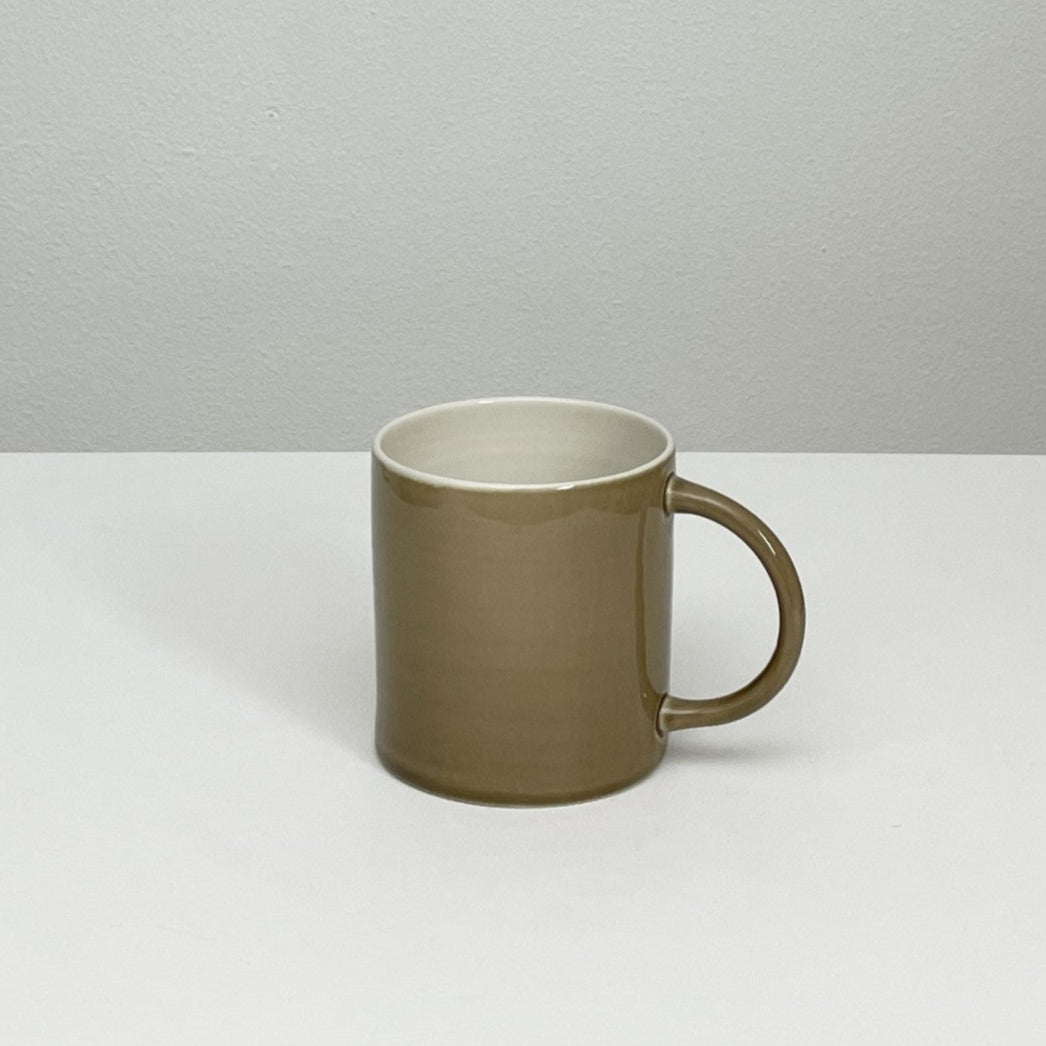Anne Black candy cup tall i str. X-large er en stor kop med hank. Denne er i farven &