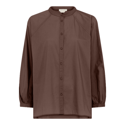 Tokyo skjorten fra FRAU er langærmet og stor i ærmer og omkreds. Denne er i øko bomuld og i brun
