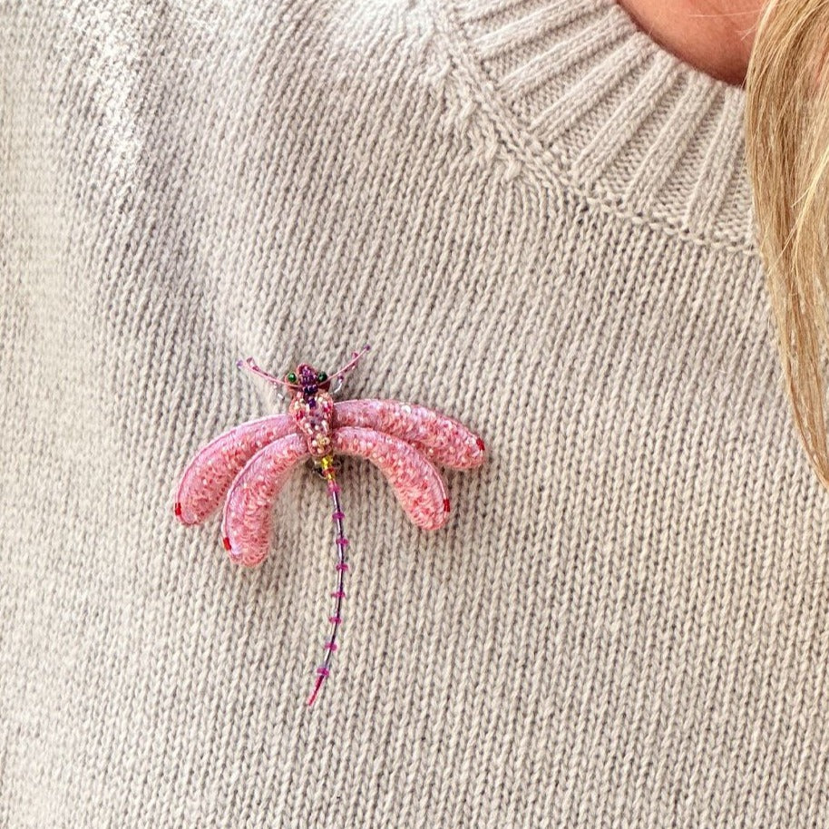 broche fra trovolore af en pink/lyserød guldsmed
