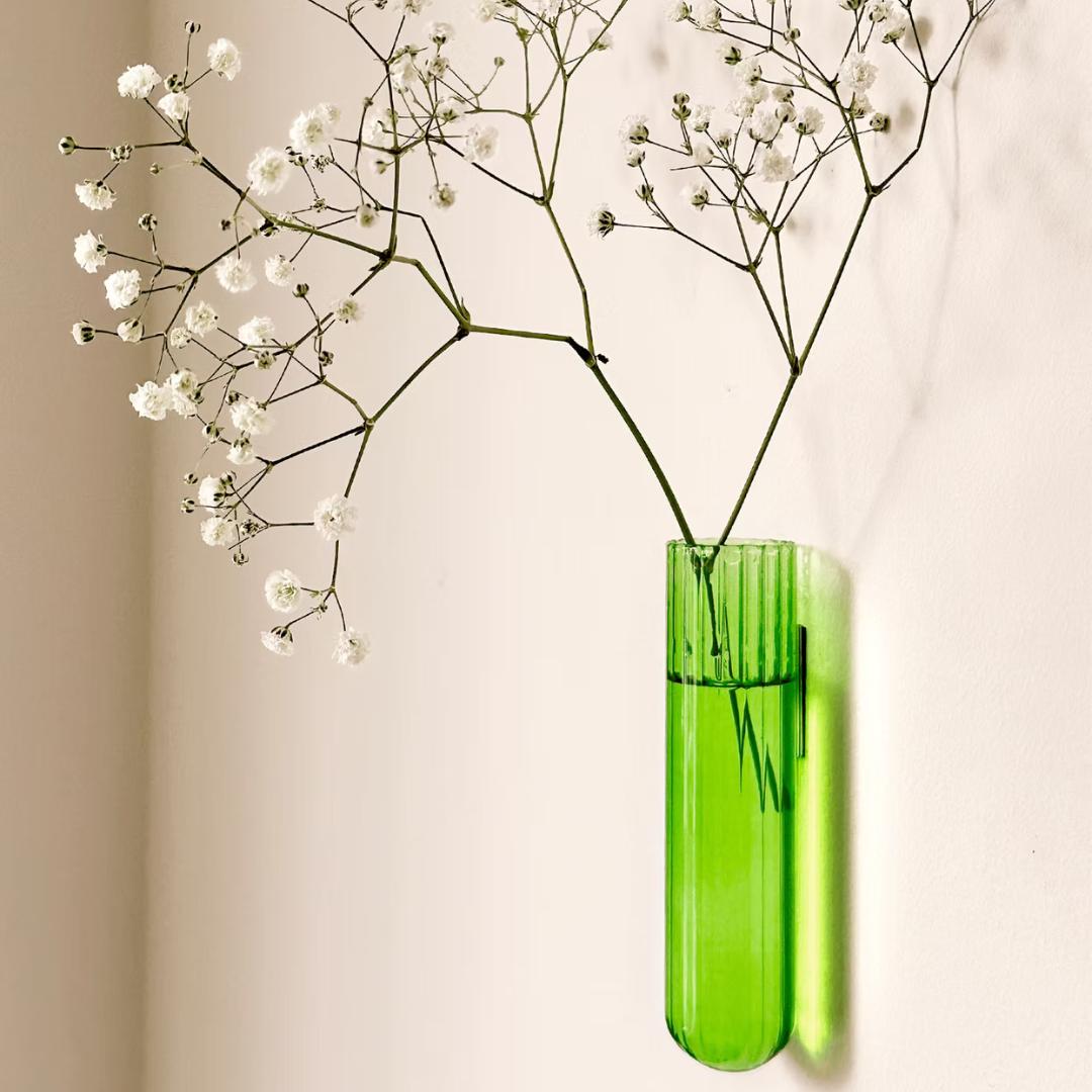 WallLeaf XL vægvase i grønt, rillet glas med magnetisk montering til stiklinger og planteformering