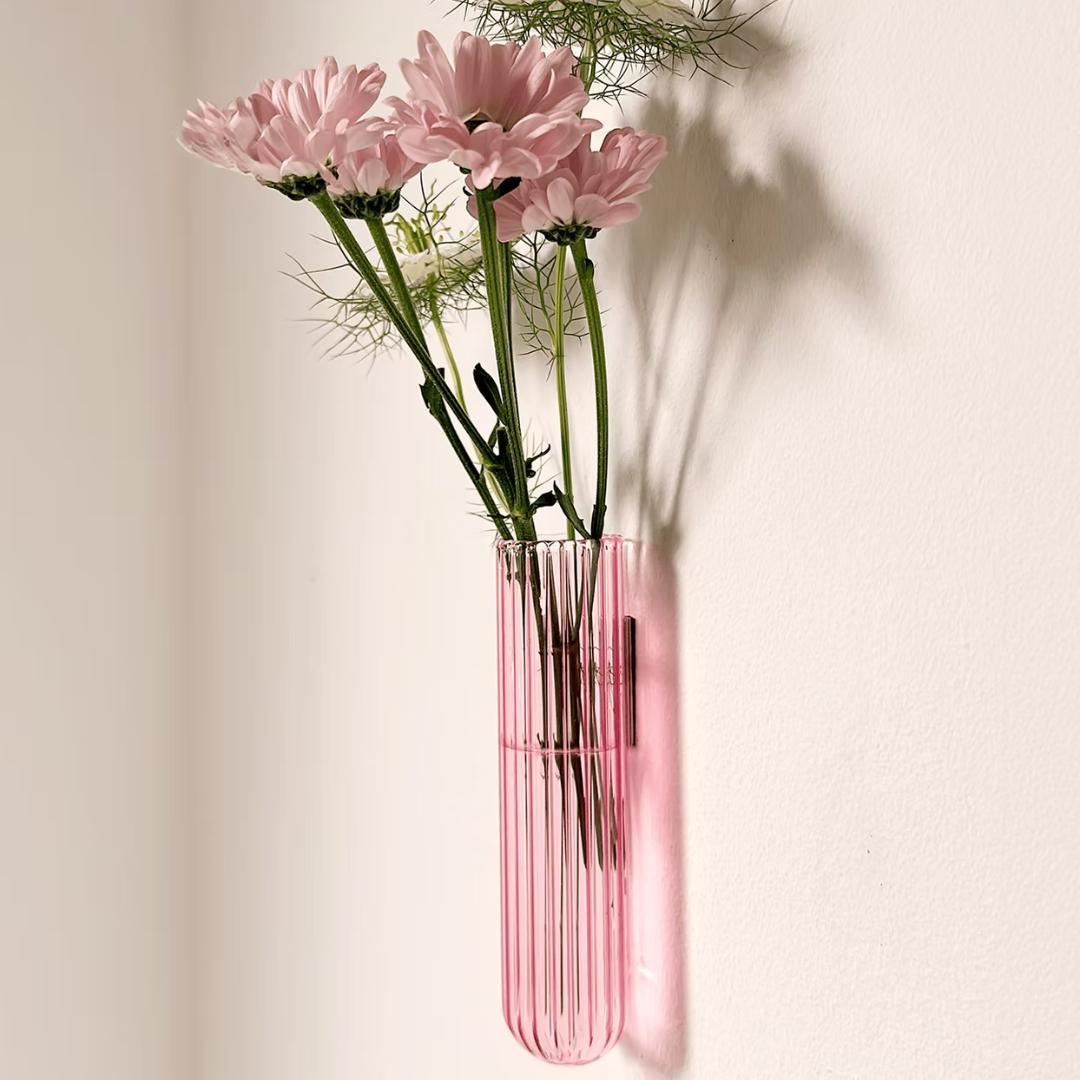WallLeaf XL vægvase i pink, rillet glas med magnetisk montering til stiklinger og planter
