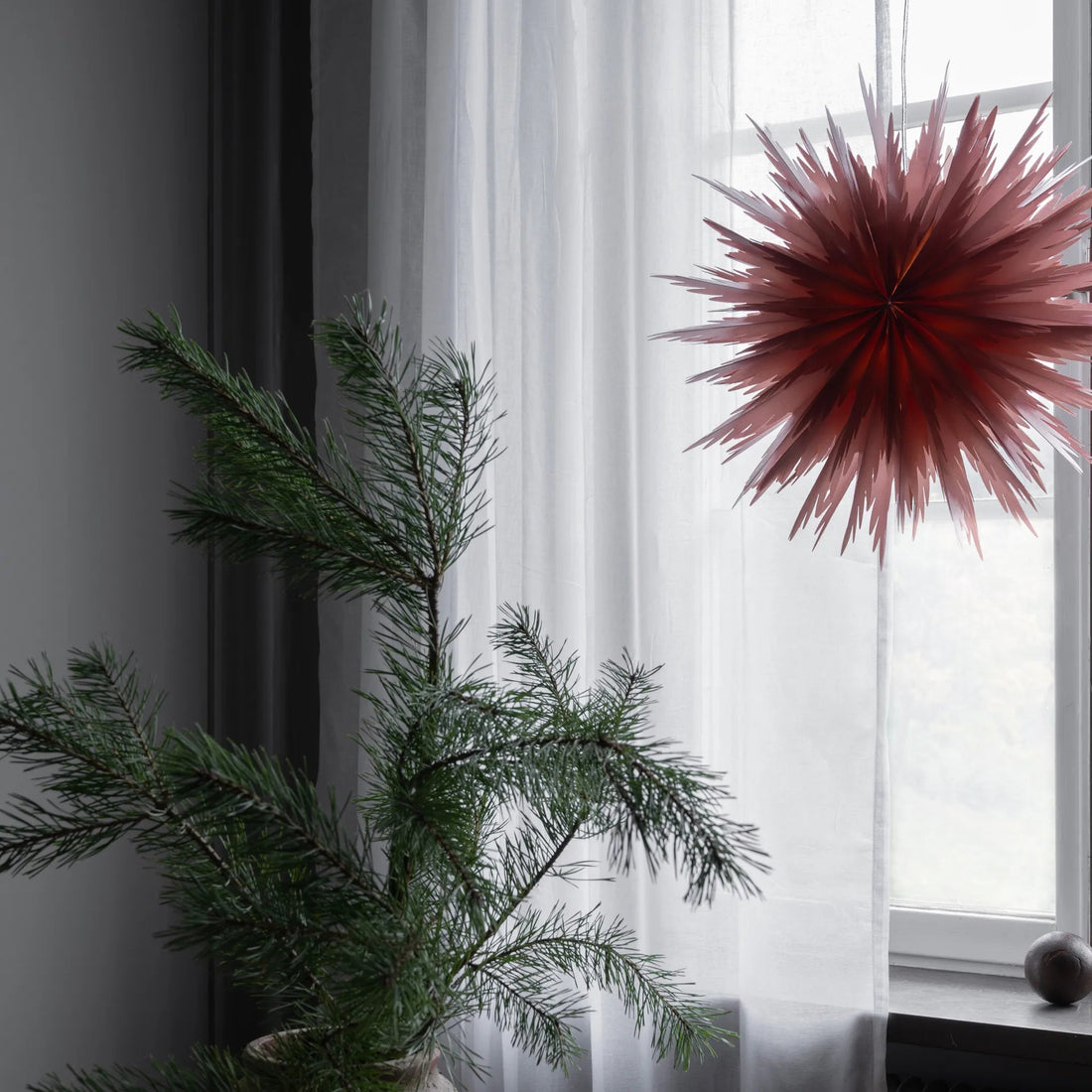 Liz er en bordeaux rød papirsstjerne fra Watt & Veke - perfekt til jul og som højtidspynt!