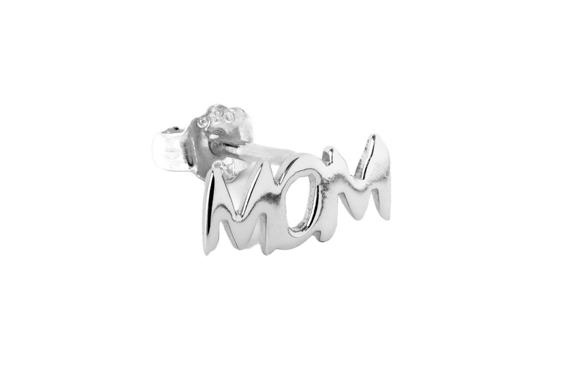 Ørestik/ørering fra LULU CPH i sølv som er har skriften &