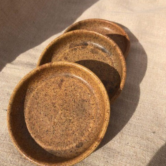 En helt simpel og smuk brun keramik underkop til dine bloklys, Ø9cm. 