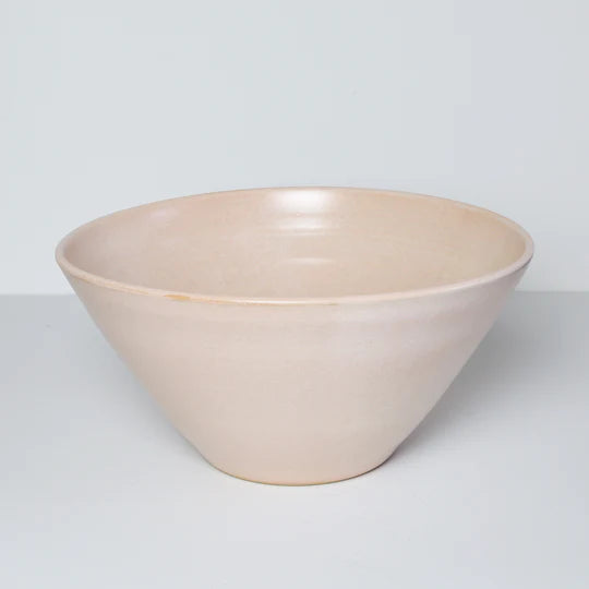Stor keramik skål i lyserød fra Bornholms keramikfabrik - perfekt til salat, kartofler eller chips