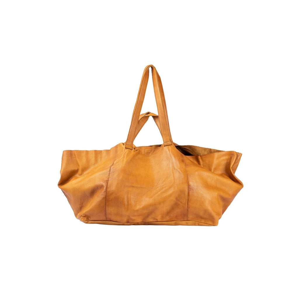 stor taske i lys brun læder lavet i en urban kvalitet