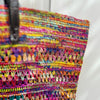 Malette bag er en stor taske i raffia med læderstropper. Denne er i farven multi - lyserød, gul, grøn, blå, orange, rød og mange flere farver går igen