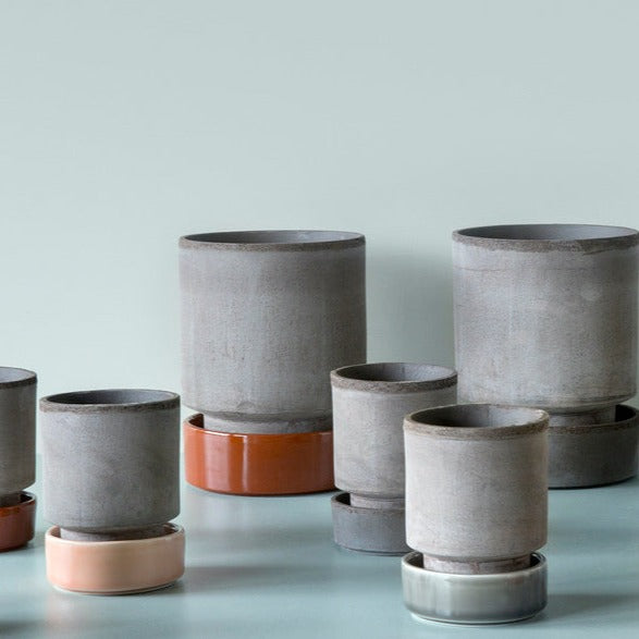 The Hoff Collection. Glaseret grå underskål der passer til The Hoff Pot. Hver underskål er lavet i hånden med præcision og dygtighed, for et optimalt og elegant resultat. Mix og match præcis som du vil - du vælger blot samme størrelse i underskål som potte. Underkoppen er frostsikker.