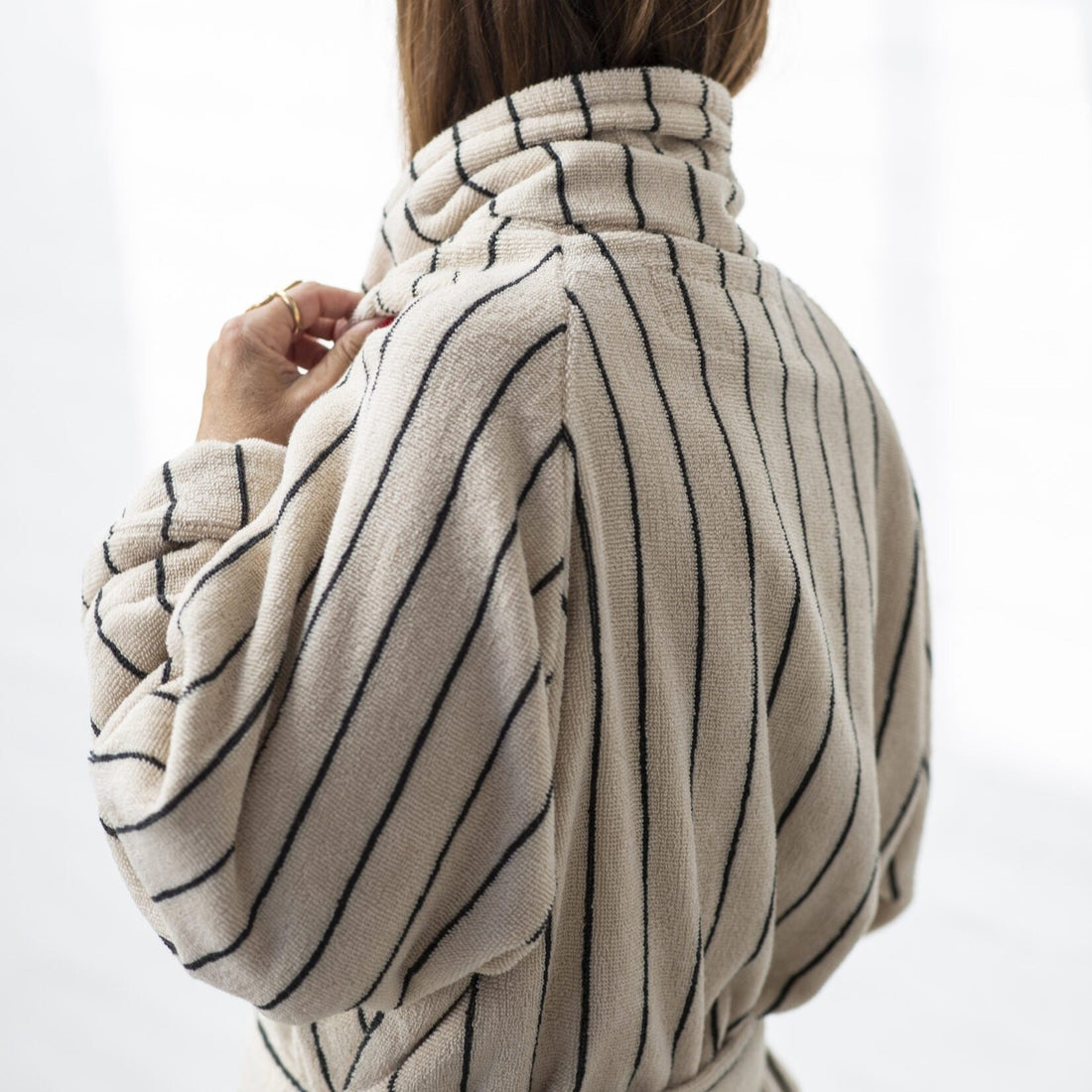 Den lange cremefarvet morgenkåbe fra Bongusta er lavet i kæmmet 385g Oeko-Tex bomuld, der er meget absorberende og føles som total luksus! Den lækre tykke bomuldskvalitet gør morgenkåben perfekt til at svøbe sig i efter bad, efter svømmehallen eller bare at svøbe sig i på en søndag morgen.