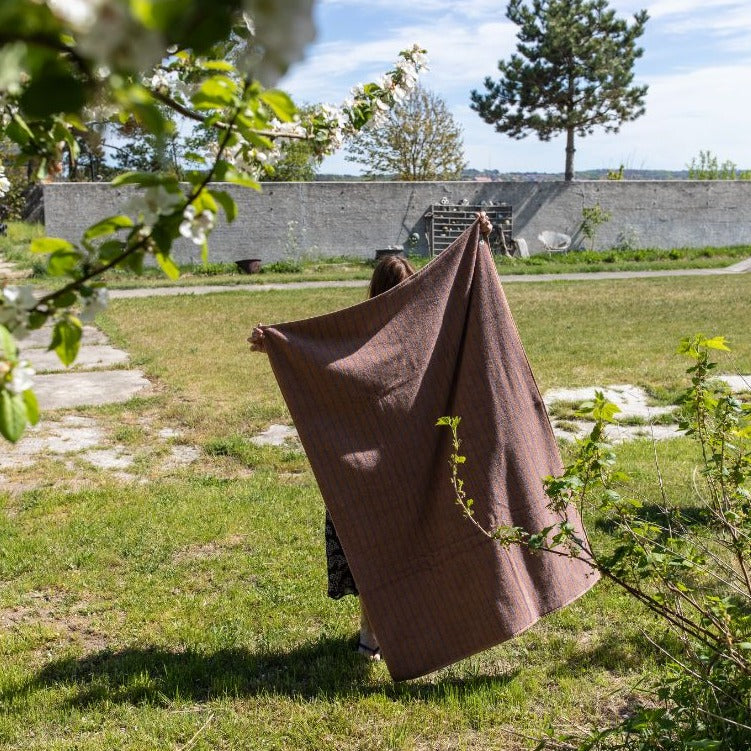 De tykke Bongusta frotté håndklæder er ultra bløde og meget absorberende pga. den kraftige vævning. Det brun stribede håndklæde er håndlavet i indian af højeste kvalitet, der giver en luksuriøse følelse af blødhed til huden. Kommer som gæstehåndklæde og badehåndklæde.