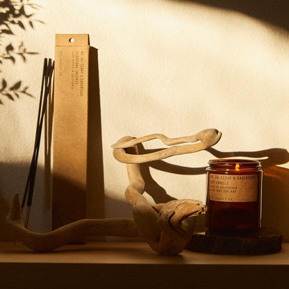 Duftlys fra PF Candle Co med Cedar and Sagebrush