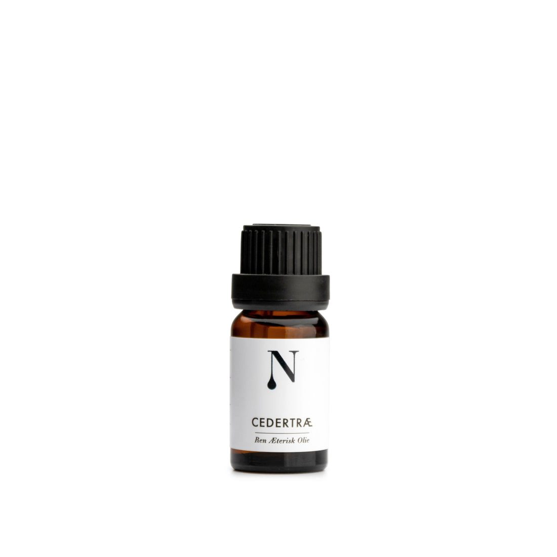 Cedertræolie, 10 ml - Denne cedertræolie dufter sødt af træ og savsmuld, virker beroligende og skaber varme associationer til spa og wellness.