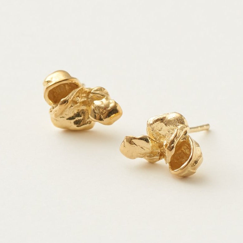 Fine små guldbelagte øreringe, der har vandstøbnings form, fra Studio Loma EMMA LOU Kollektion