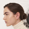 Kvinde bærer store EMMELY hoops øreringe fra Studio Loma, i guldbelagt sterling silver