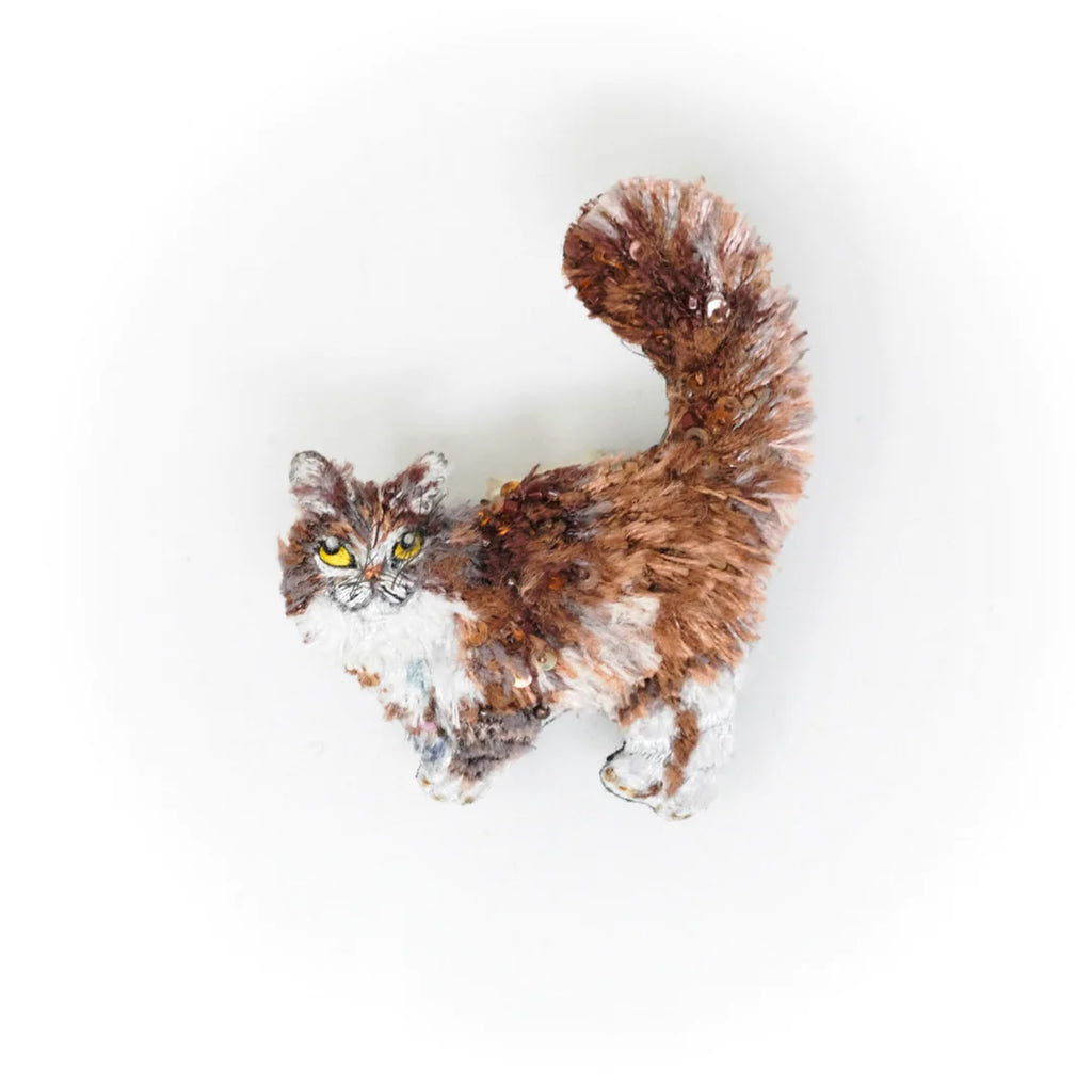 broche fra trovelore af en sød lille fluffy kat i brun