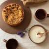 Den simple og minimalistiske Oktober kop er håndlaver af danske keramiker Julie Damhus. Kaffekoppen har en stor hank, der gør den behagelig at holde om - og så giver det kruset et smukt og råt design. Den har en dyb brun farve med en unik brunprikket glasur, der giver koppen et mat look