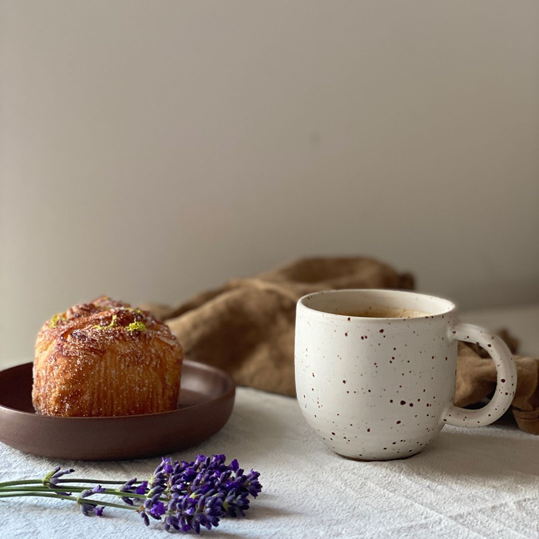Den simple og minimalistiske Oktober skål er håndlaver af danske keramiker Julie Damhus. Skålen har et rundt og fin design, med en mat glasur som giver stentøjet karakter.. Den har en dyb brun farve og skålen har en perfekt størrelse til snacks og dip. 