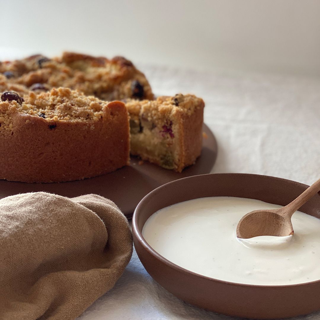 Den simple og minimalistiske Oktober skål er håndlaver af danske keramiker Julie Damhus. Skålen har et rundt og fin design, med en mat glasur som giver stentøjet karakter.. Den har en dyb brun farve og skålen har en perfekt størrelse til snacks og dip. 