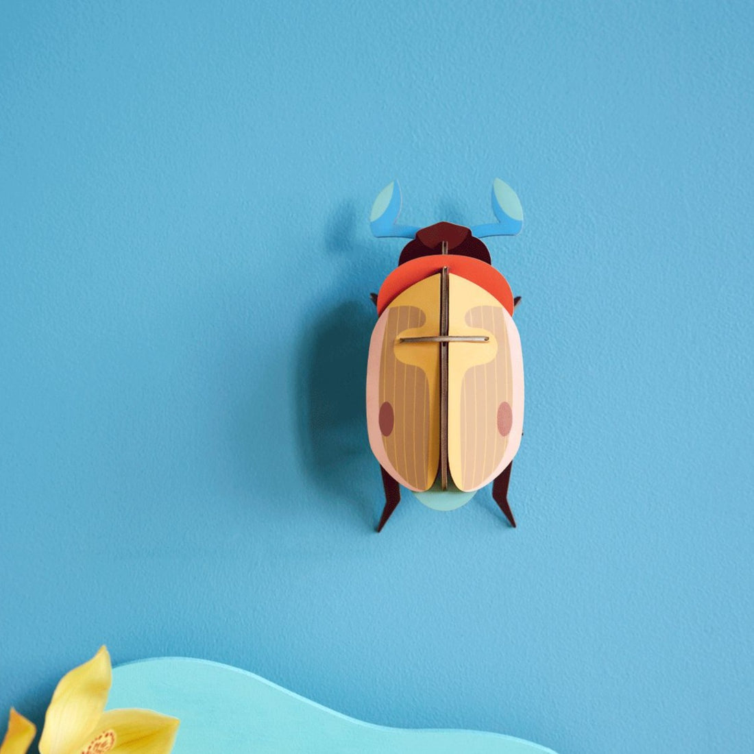 lemon fruit beetle fra studio roof. Et sødt lille papdyr til vægdekoration