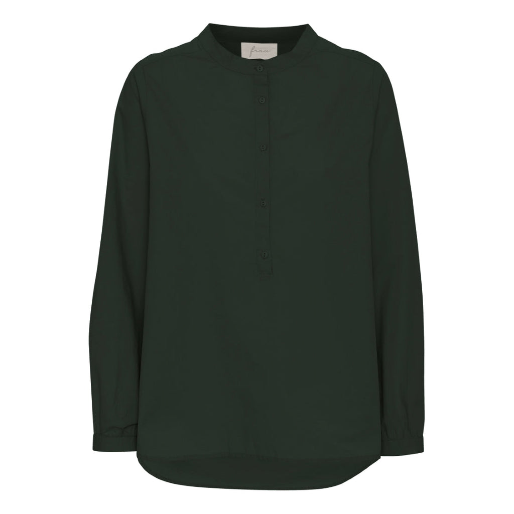 Den langærmet skjorte 'Madrid' i mørkegrøn, fra danske Frau er den perfekte hverdagsskjorte. Skjorten har stolpelukning, og er lavet i en let bomuldspoplin, som gør skjorten åndbar og behagelig at have på. Modellen er one size og er lavet i 100% økologisk bomuld.