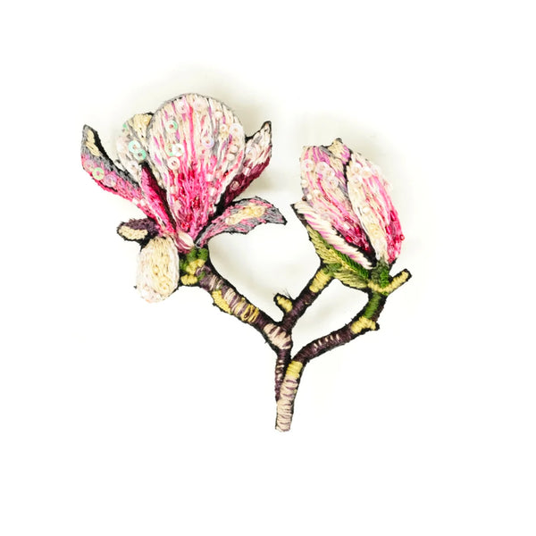 bronche fra trovelore af en lyserød magnolia