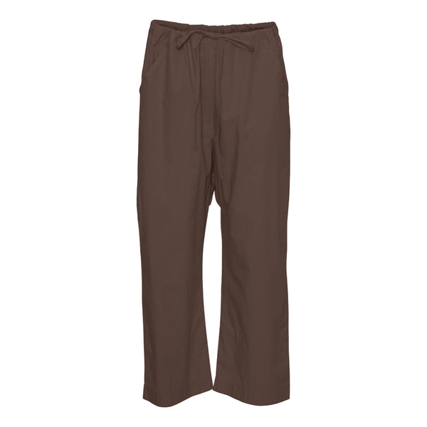 En behagelig, afslappet buks i en dejlig let stofkvalitet. De brune Milano bukser har et skønt casual look med deres baggy design. Bukserne kan let justeres med snøre som er i taljen og så har de strålommer.