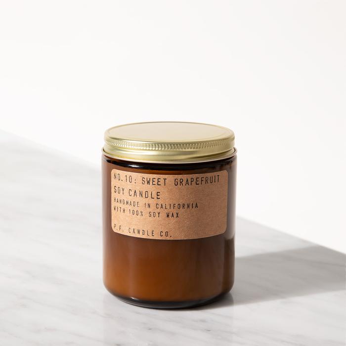 Duftlys fra PF Candle Co med duften Sweet Grapefruit