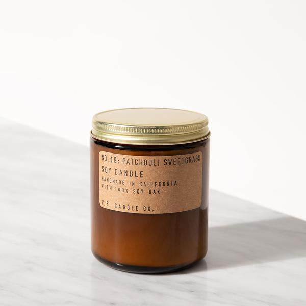 PF Candle Co Duftlys med Patchouli og sweetgrass