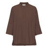 Den brune seoul skjorte har et enkelt design med 3/4 ærmer og kinakrave. Skjorten er lidt længere bagpå og runder fint foran. Skjorten har stolpelukning, og er lavet i en let økologisk bomuldspoplin, som gør skjorten åndbar og behagelig at have på. Skjorten er one size og passer str 34-44