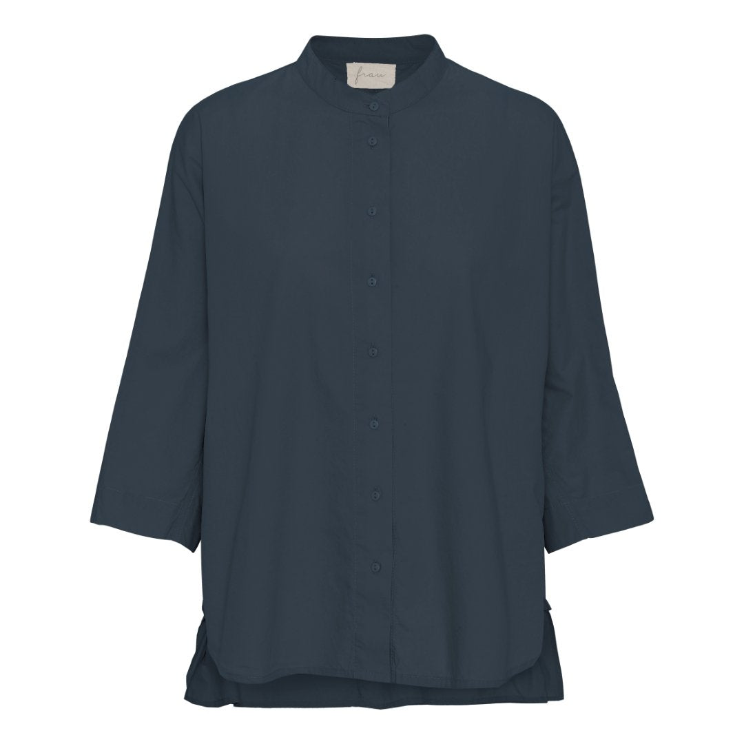 Blå oversized skjorte i enkelt design med 3/4 ærmer og kinakrave. Skjorten er lidt længere bagpå og runder fint foran. Skjorten har stolpelukning, og er lavet i en let økologisk bomuldspoplin, som gør skjorten åndbar og behagelig at have på. Skjorten er one size og passer str 34-44.